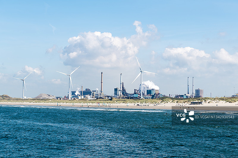 艾缪登海滩和塔塔钢铁厂图片素材