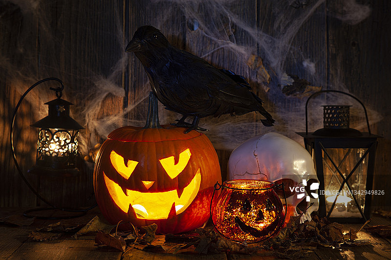 乡村木质背景上的万圣节南瓜灯图片素材