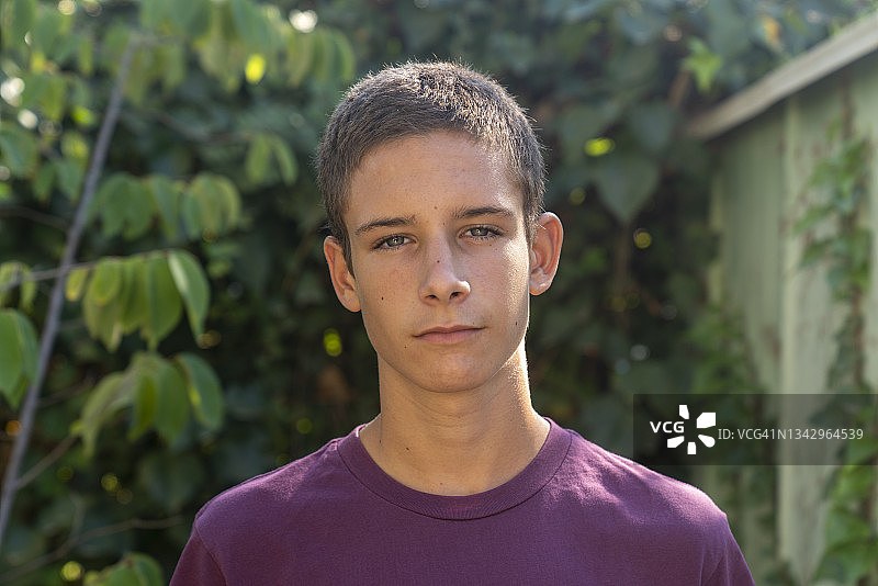 在后院的少年肖像图片素材