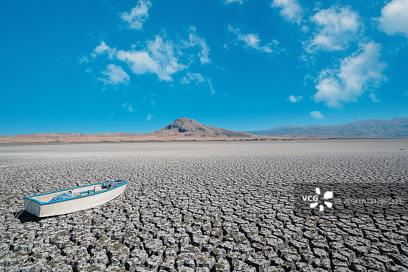 干涸龟裂湖床上的一艘船只航拍图片素材