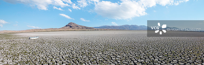 干涸、龟裂的旱地湖床表面航拍图片素材