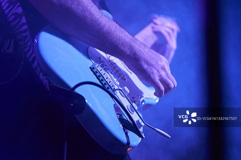 男艺术家在摇滚音乐会上弹吉他图片素材