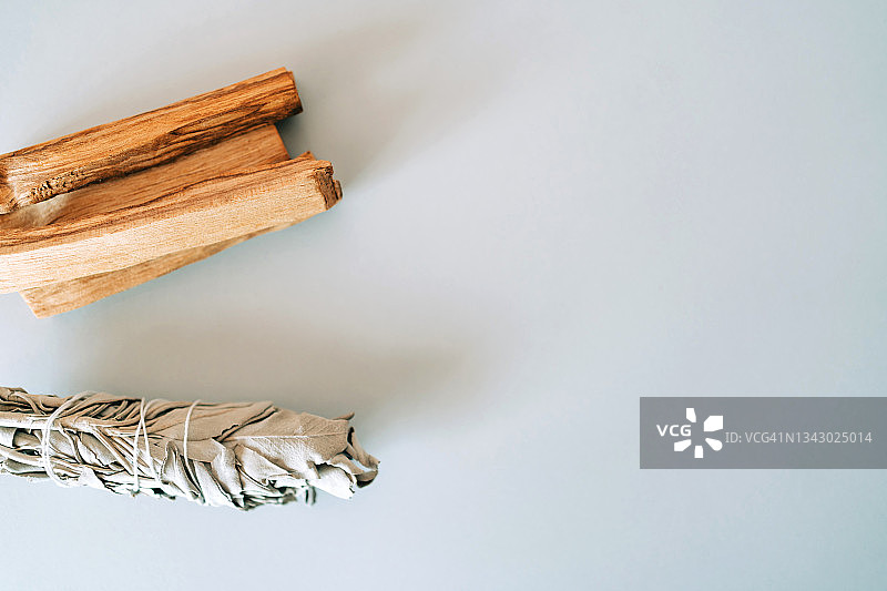 灰色背景上的圣木棒和白鼠尾草，扁平风格图片素材