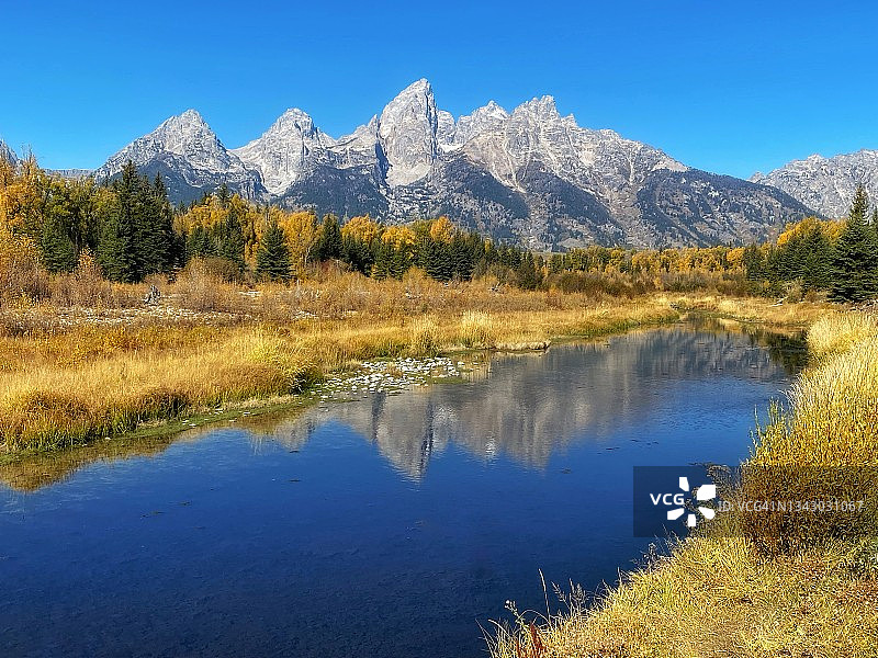 提顿山的秋季金色倒影图片素材