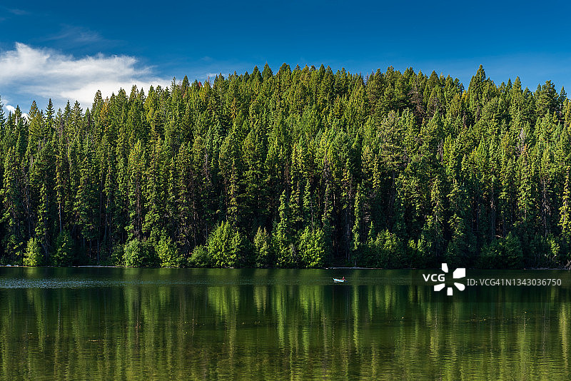 不列颠哥伦比亚省保罗湖上的孤独渔夫图片素材