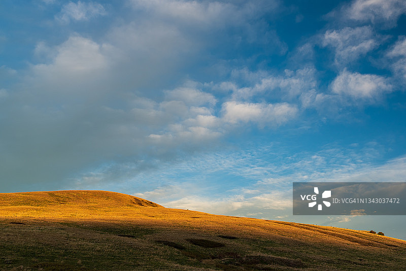 金山上方的蓝色天空图片素材