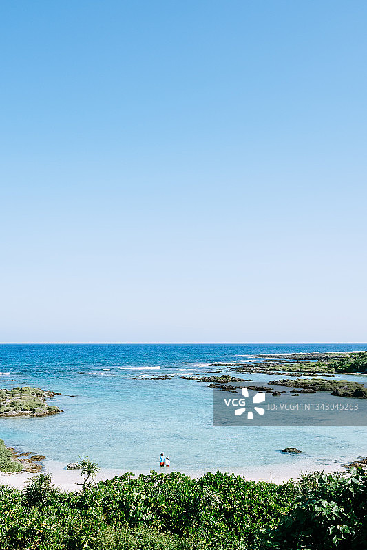 喜界岛阿玛米白色沙滩上母子的田园风光图片素材