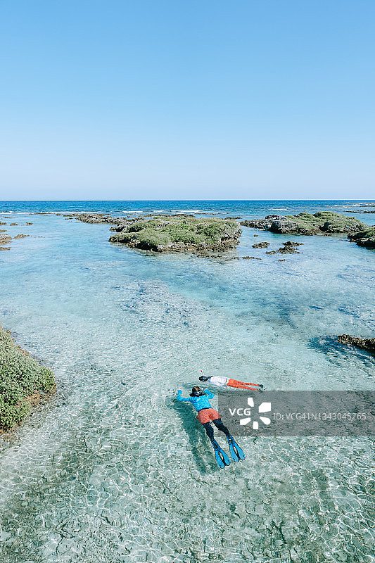 母子在喜界岛浮潜，奄美大岛，日本图片素材
