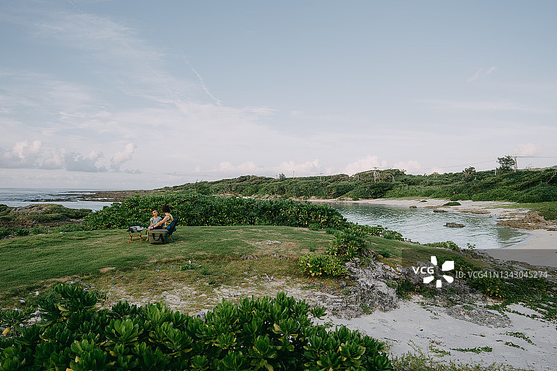 母女在海边野餐图片素材