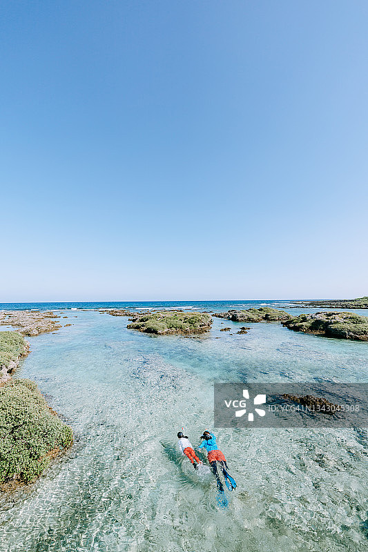 母子在喜界岛浮潜，奄美大岛，日本图片素材