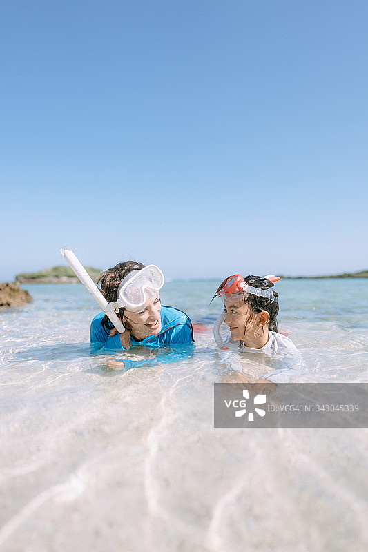 中国台湾：热带海滩母子与潜水面罩图片素材
