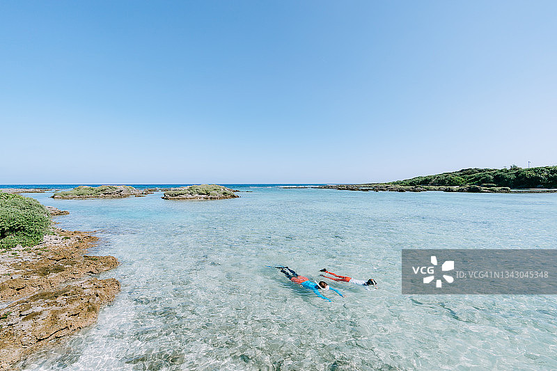 母子在喜界岛浮潜，奄美大岛，日本图片素材