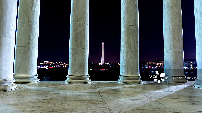 从托马斯·杰斐逊纪念堂眺望华盛顿纪念碑图片素材