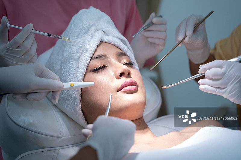 几位美容师拿着各自设备的概念美容和美容图像图片素材