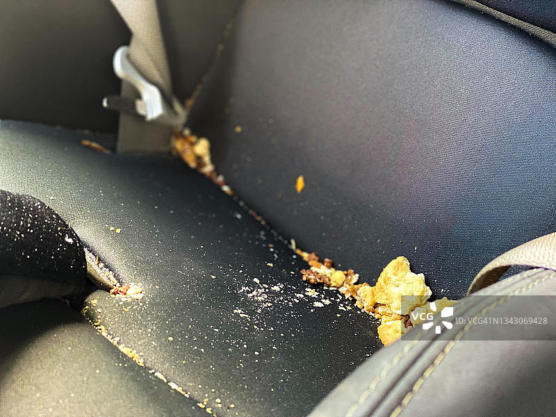 清洁幼儿汽车安全座椅的时间图片素材