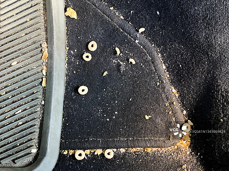 一周学校接送后的汽车地板图片素材