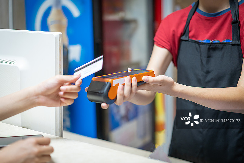 在商店使用信用卡进行非接触式支付图片素材