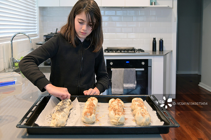 犹太女孩为安息日烘烤哈拉面包图片素材