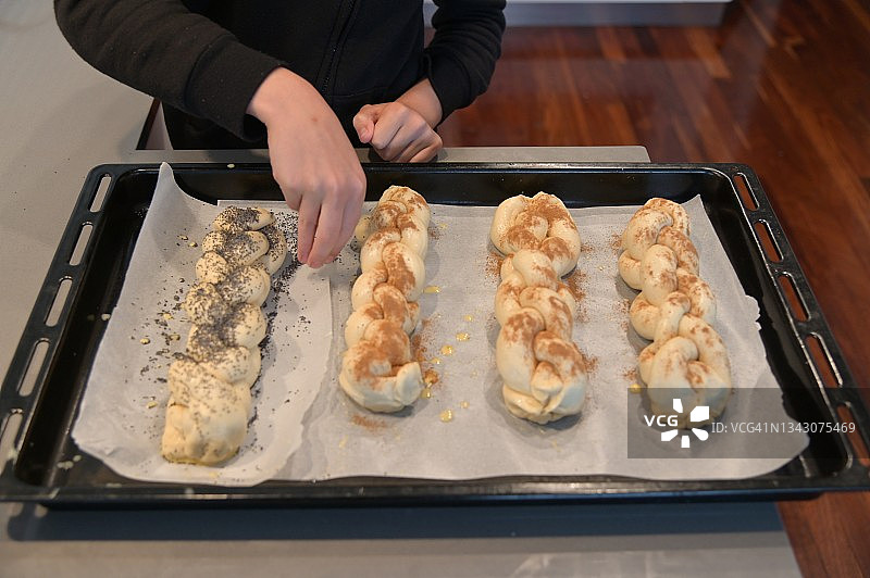 犹太女孩烘焙恰拉面包的手图片素材