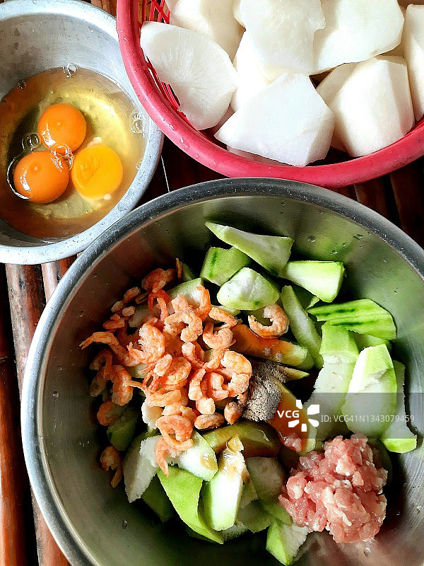 准备食材：干虾鸡蛋炒西葫芦图片素材