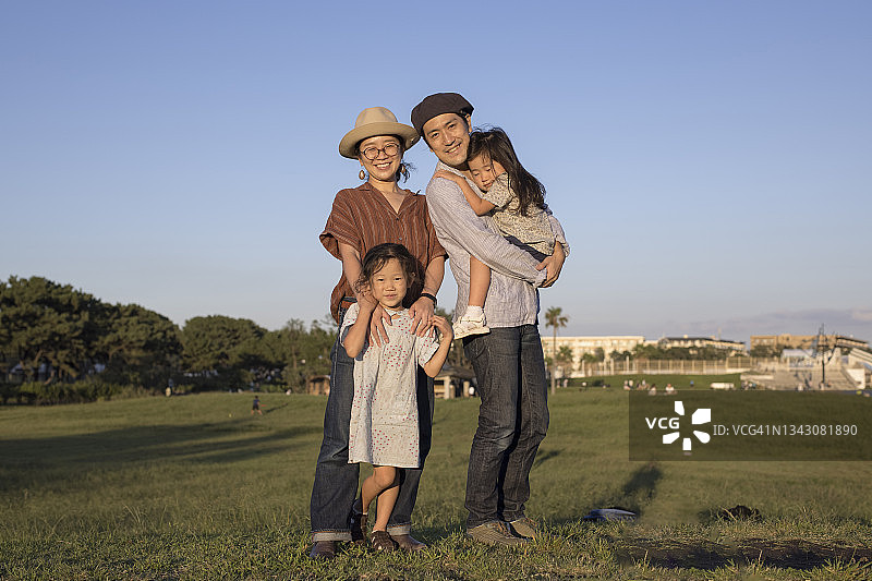 在公园里唱歌的一家人图片素材