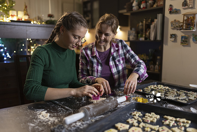 一家人为圣诞节制作饼干图片素材