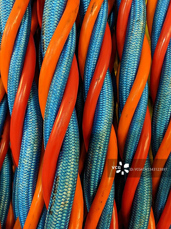 红蓝相间的扭曲电线背景图片素材