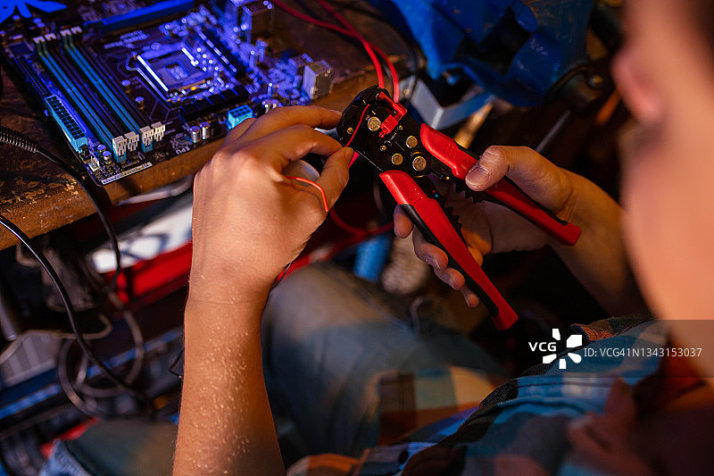 修理工使用车间的工具修理万用表图片素材