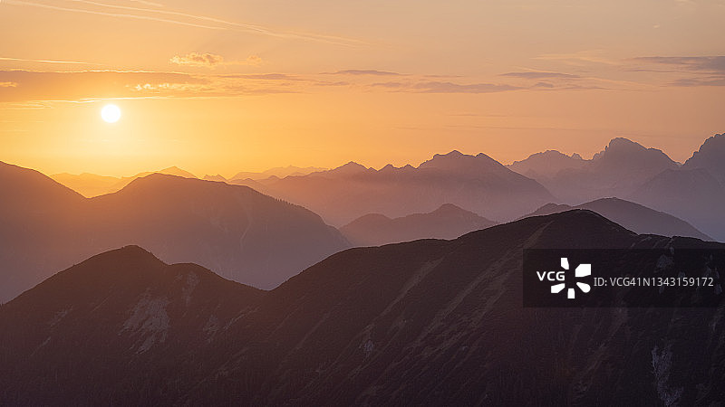 阿默高阿尔卑斯山上的日出图片素材