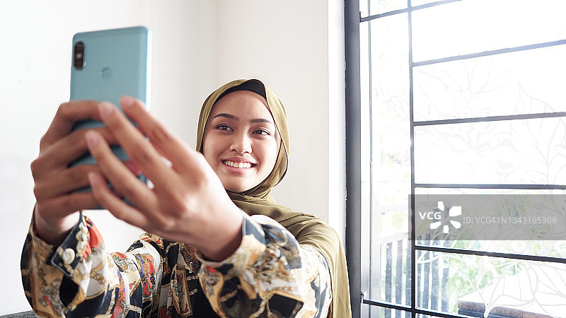 戴头巾的女孩自拍图片素材