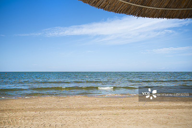 意大利普利亚罗迪加尔加尼科的亚得里亚海景色图片素材