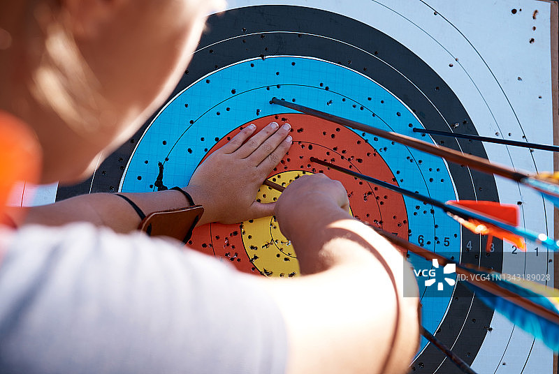 一名女弓箭手在射箭场练习的背影图片素材