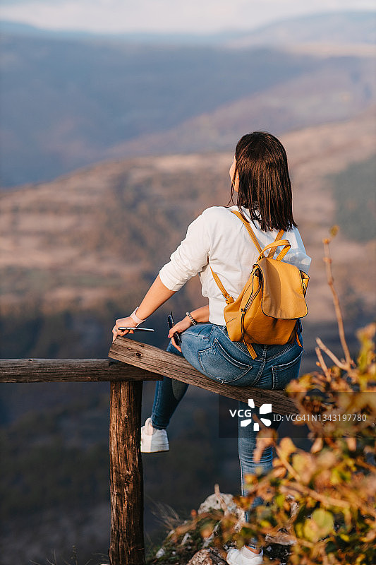 欣赏风景的女徒步者图片素材