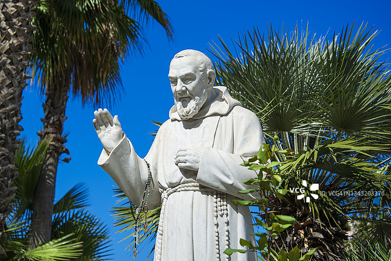 意大利普利亚罗迪加尔加诺的皮奥神父雕像图片素材