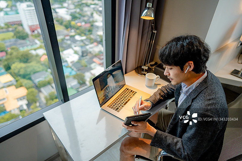 精明的男人坐着通过视频会议报告。图片素材