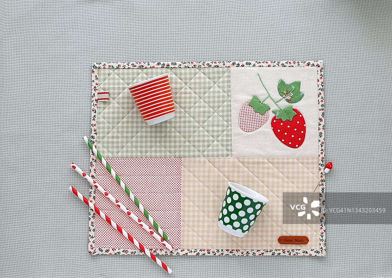 带有可爱物品的拼布餐垫图片素材