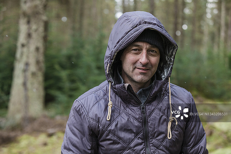 寒冷中保持温暖舒适图片素材