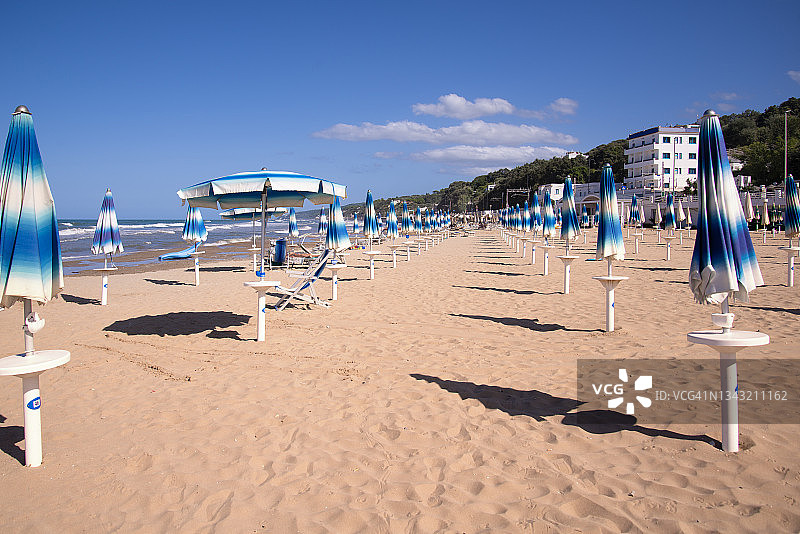 罗迪加尔加尼科海滩上的沙滩伞图片素材