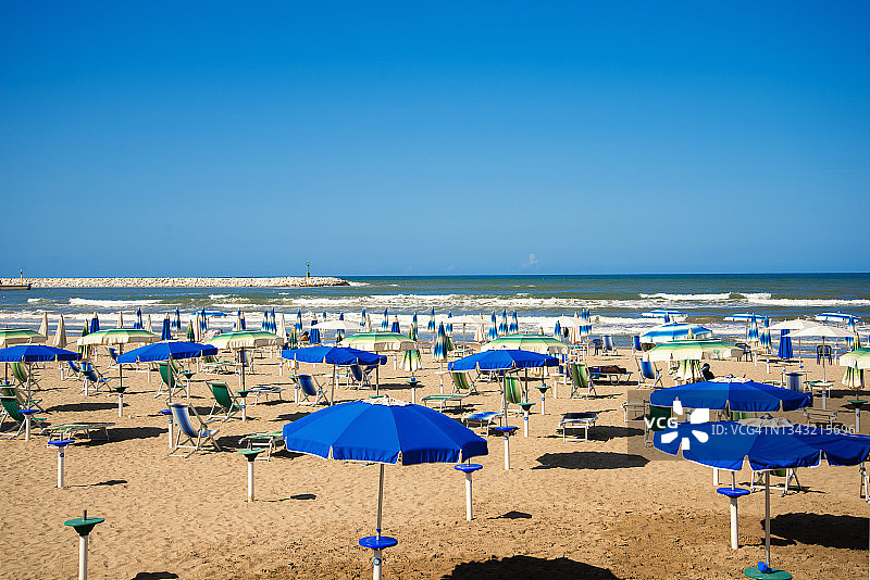 意大利普利亚区罗迪加尔加尼科海滩景色图片素材