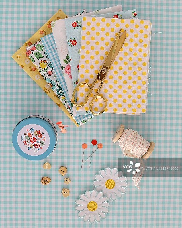 桌上的彩色缝纫用品图片素材