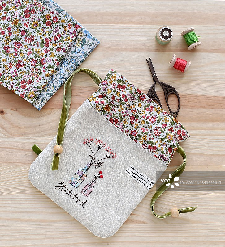 带缝纫用品的束带包图片素材