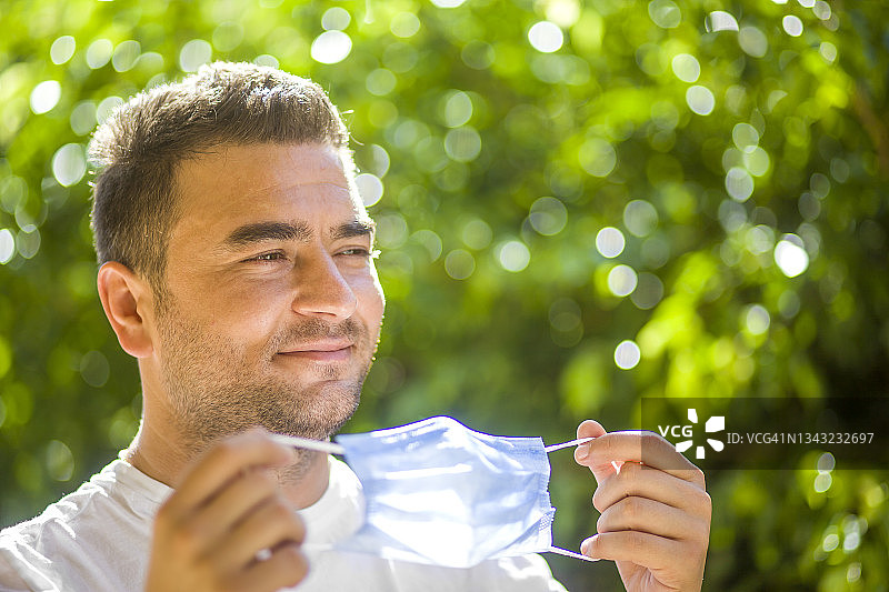 戴防护口罩的男子肖像图片素材