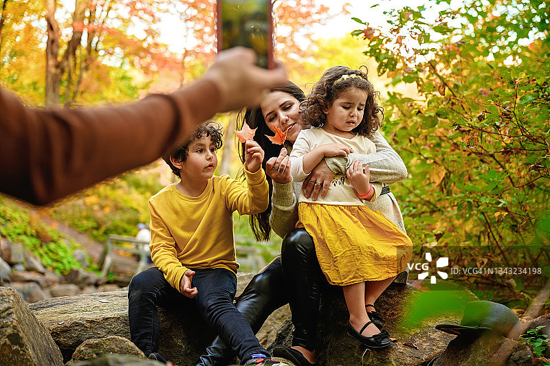 秋季的中东家庭图片素材