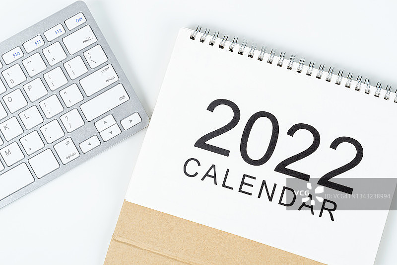 2022年桌面日历：计划、提醒和白色电脑键盘图片素材
