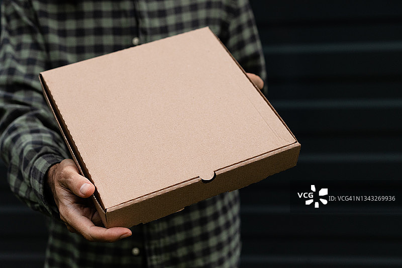 手持纸箱的男人图片素材