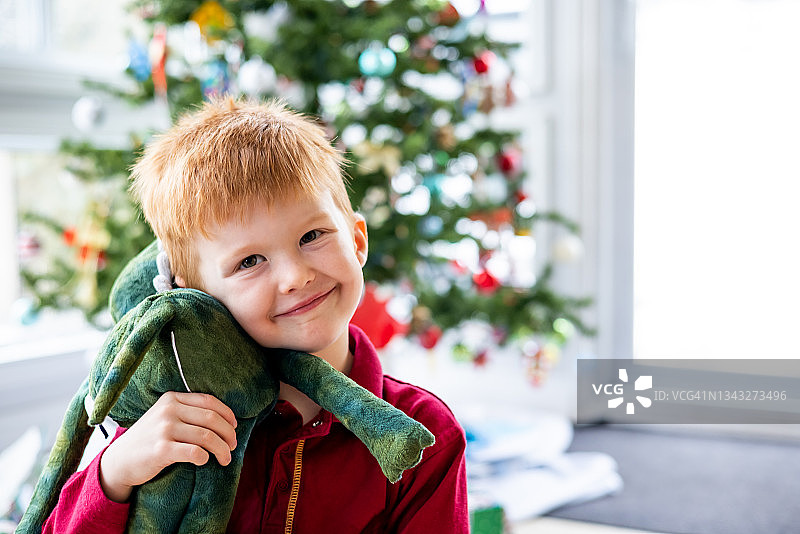 小男孩在家庆祝节日和打开礼物图片素材