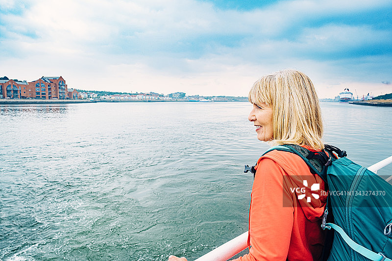乘客在英格兰北希尔兹乘坐渡轮图片素材