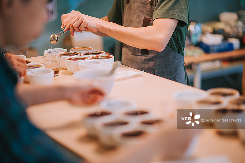 亚裔咖啡师品尝咖啡特写图片素材