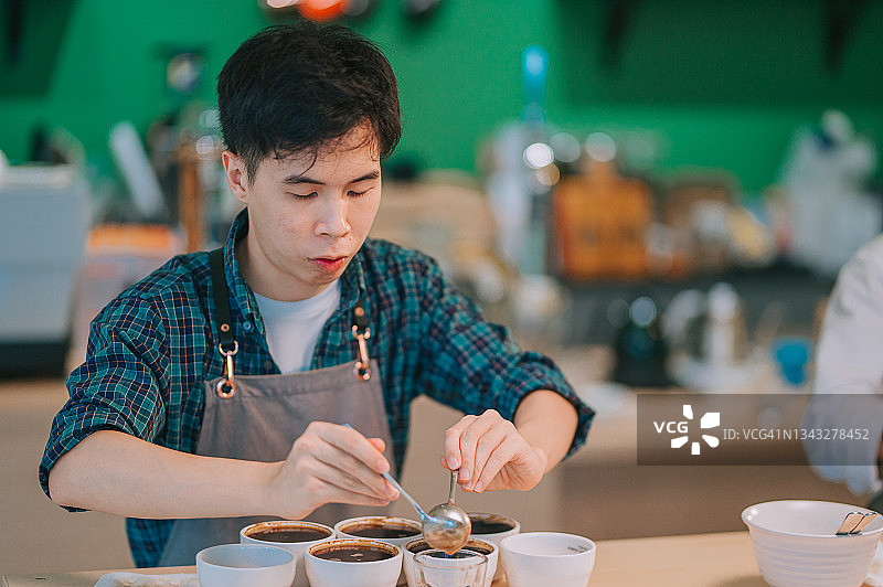 正在萃取咖啡的亚洲咖啡师图片素材