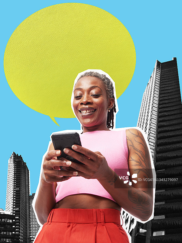 女人使用智能手机，背景为拼贴黑白天际线和对话气泡图片素材